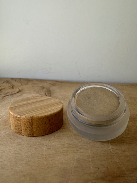 feather-light CC concealer MAGIC