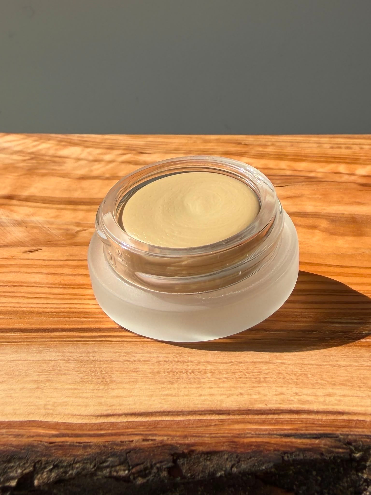 feather-light CC concealer MAGIC